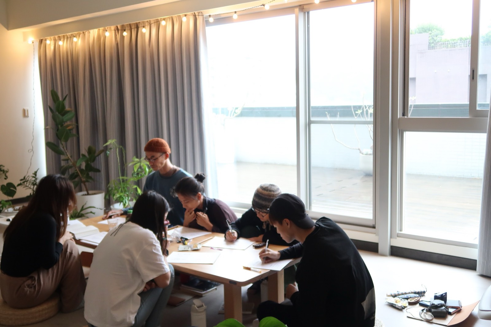 學員圍桌書寫的工作坊現場